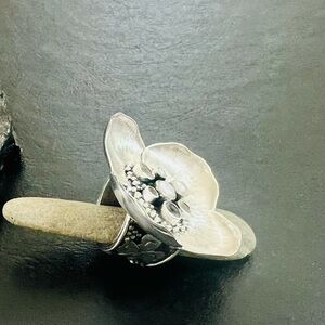 Elegant Silver Floral Ring